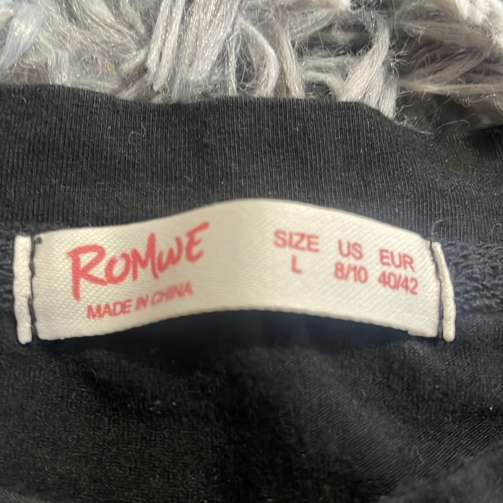 Romwe - Picture 3 of 3